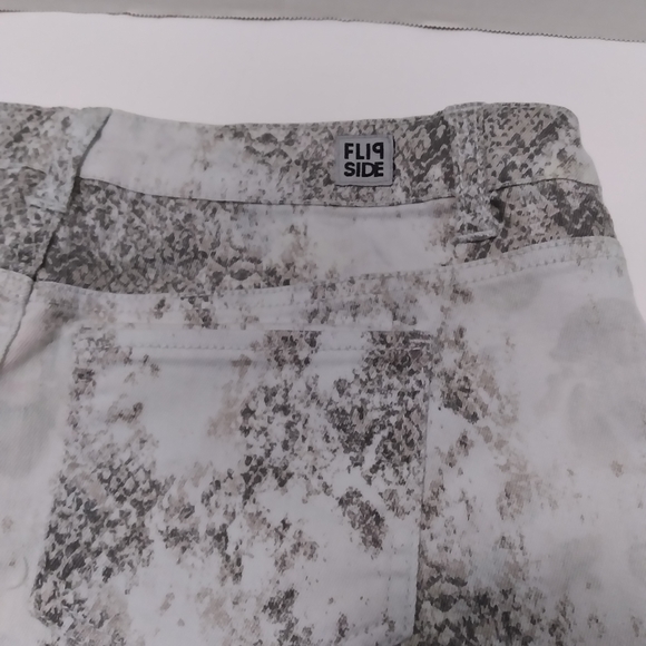 Flip Side Reversible Short Snake Skin Floral 2 in 1 Size 11 Cut-off - Picture 10 of 10